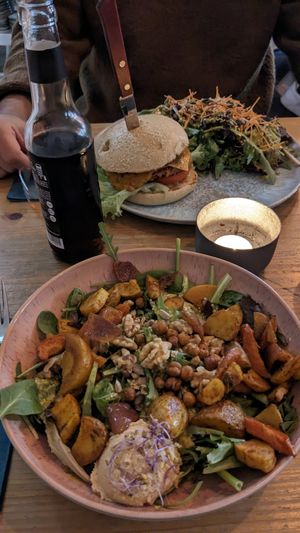 Immunity Bowl und bbq Burger at Emmi's Kitchen - Glockenbach in Munich