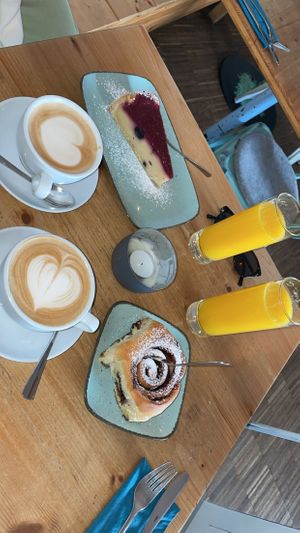 Cheesecake- good; cinnamon bun- not as much  at Emmi's Kitchen - Glockenbach in Munich