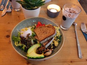 Breakfast Bowl & Pumpkin Spice Latte at Emmi's Kitchen - Glockenbach in Munich