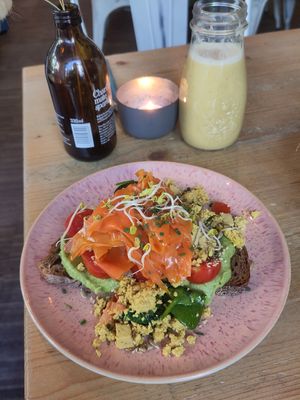 Avocado Toast deluxe with tofu scramble at Emmi's Kitchen - Glockenbach in Munich