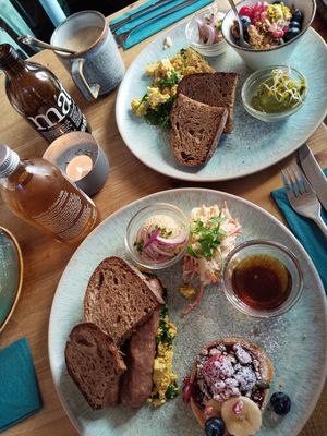 Zwei verschiedene Frühstücksteller at Emmi's Kitchen - Glockenbach in Munich