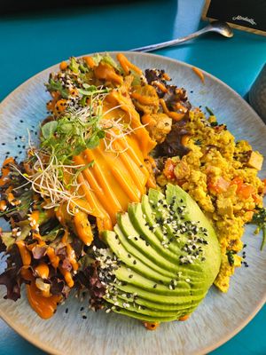 Open Chicken Bagel auf VKbrot mit Avocado & Tofu Scramble at Emmi's Kitchen - Glockenbach in Munich