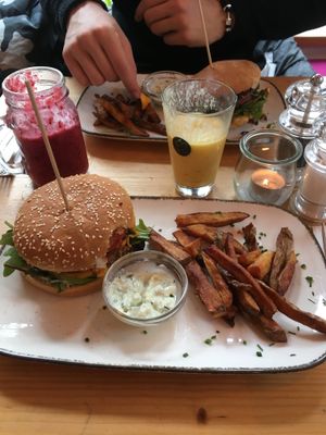 Jalapeño cheese burger with beyond patty at Emmi's Kitchen - Glockenbach in Munich