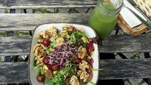 Healthy Superfood Bowl & Grüner Smoothie                so yummy😍 at Emmi's Kitchen - Glockenbach in Munich