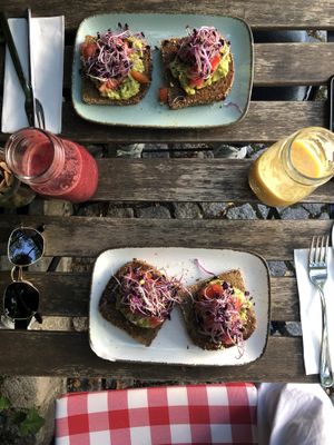 Avocadobrot + juice (mango tango) at Emmi's Kitchen - Glockenbach in Munich