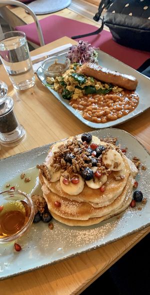 Pancakes and ultimate breakfast with beyond sausage, tofu scramble & avo toast at Emmi's Kitchen - Glockenbach in Munich