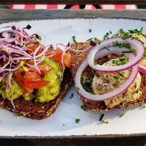 Avocadocreme und Obazda at Emmi's Kitchen - Glockenbach in Munich