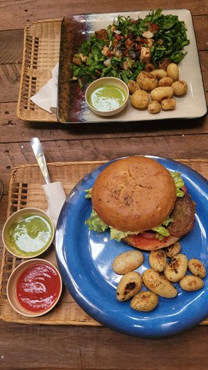 Burger with Potato, Tofu and Tempeh Stew at Xela Green in Quetzaltenango