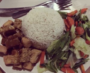 nasi campur at Bali Maitreya Cafe in Lembongan