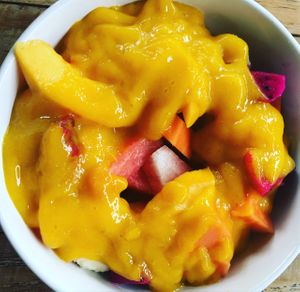 fruit bowl with mango juice at Bali Maitreya Cafe in Lembongan