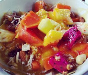 muesli fruit bowl with mango juice at Bali Maitreya Cafe in Lembongan