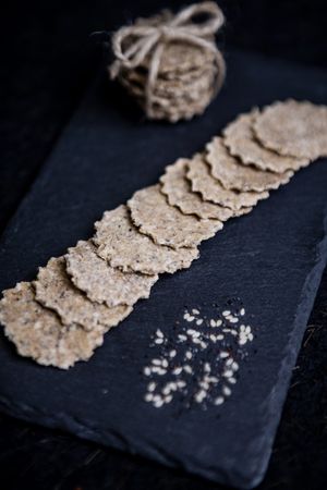 CRACKERS

Ingrediente: fulgi de ovăz, fulgi de hrișcă, semințe de susan, tărâțe de psyllium, semințe de mac, ulei de măsline, oregano, sare.
Cantitate: 50 gr at Rawyal Brunch & Cakes in Bucharest