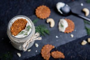 BRÂNZĂ DE CAJU

Ingrediente: caju, ceapă verde, usturoi, mărar, lămâie, fulgi drojdie inactivă, sare. 
Cantitate: 150 gr at Rawyal Brunch & Cakes in Bucharest