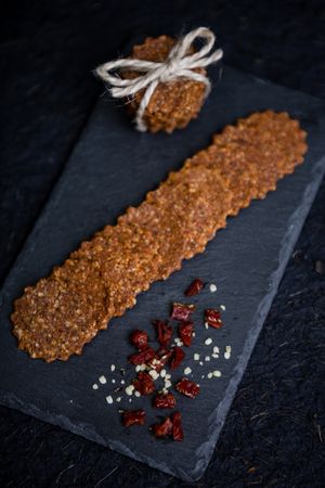 CRACKERS CU ROȘII

Ingrediente: semințe de floarea soarelui, caju, semințe de in, tărâțe de psyllium, fulgi de drojdie, oregano, sare, ardei, roșii, roșii uscate.
Cantit at Rawyal Brunch & Cakes in Bucharest