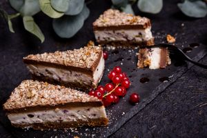 TORT CHOCO CRUNCHY

Ingrediente: nuci, caju, curmale, fulgi de hrișcă, migdale, prune deshidratate, merișor, stafide, ulei de cocos, miere, lămâie, cacao raw, pudră de vani at Rawyal Brunch & Cakes in Bucharest