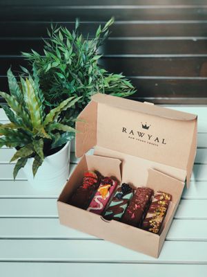 FIVE O’CAKE

CUTIA CONTINE 5 FELII DE TORT LA 100 GR 
https://rawyal.ro/produs/five-ocake/ at Rawyal Brunch & Cakes in Bucharest