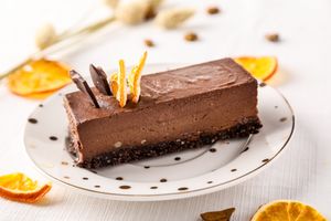 TORT DOUBLE CHOCOLATE

Ingrediente: sem. de floarea soarelui, migdale, portocale, curmale, cacao alcalină, nuci, caju, ulei de cocos, cacao raw, vanilie, unt de cacao, sirop aga at Rawyal Brunch & Cakes in Bucharest