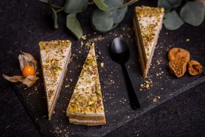 TORT CU MORCOV

Ingrediente: caju, curmale, morcovi, smochine, fulgi de hrișcă, fulgi de cocos, ulei de cocos, lămâie, miere, scorțișoară, sare. at Rawyal Brunch & Cakes in Bucharest