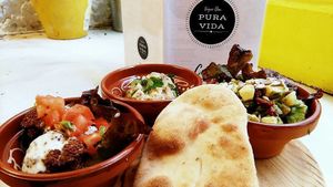 Entrante Especial; Bagabanus o crema de berenjena ahumada, coliflor con salsa de tahina y ensalada de patata, aguacate y tomate seco. at Pura Vida Vegan Bar in Madrid