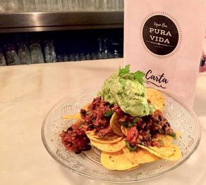 Nachos con Chile vegano y guacamole at Pura Vida Vegan Bar in Madrid