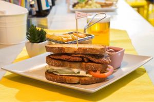 Sandwich La Tortura no es Cultura. Seitan, queso vegano, lechuga, tomate y veganesa. Un euro de este plato va destinado a la ONG que lleva su nombre at Pura Vida Vegan Bar in Madrid