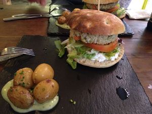 hamburguesa valle encantado at Pura Vida Vegan Bar in Madrid