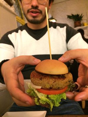 Veggie burger at Pura Vida Vegan Bar in Madrid