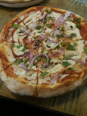 Vegetable pizza at Pura Vida Vegan Bar in Madrid