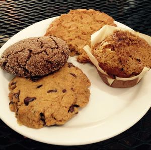vegan pastries: pumpkin spice muffin & 3 kinds of cookies at Kaya's in Kawanui