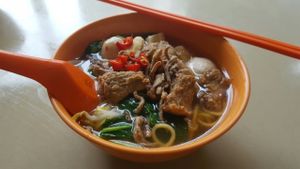 24 Dec 2016 Vegetarian Mutton Soup w Flat White Noodles mixed Yellow Noodles at Ren Xiang Vegetarian Food 仁香素食 in East Singapore