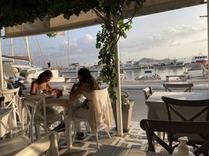 Al fresco dining at Kali Kardia Restaurant in Naxos