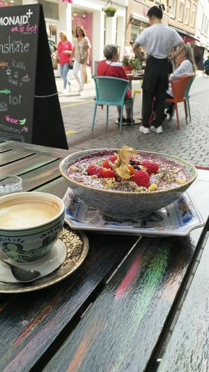 Big smootiebowl with a cappuccino at Sunshine in Breda