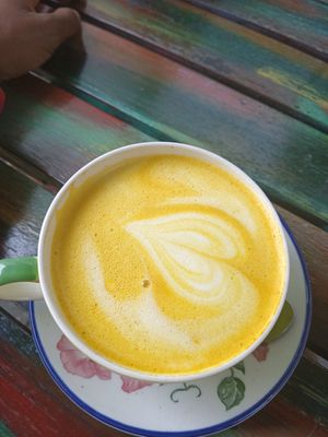 Kurkuma latte at Sunshine in Breda