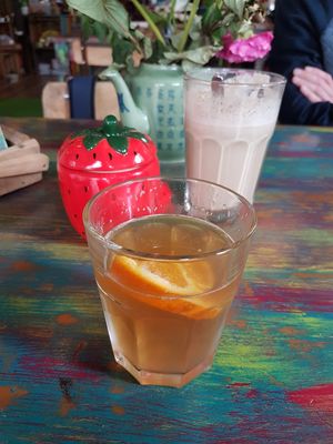 Voorin huisgemaakte kombucha en achterin authentiek Indiase chai at Sunshine in Breda