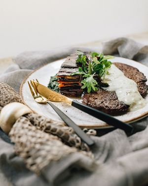 Bife de Seitan caseiro com molho de grãos de mostarda, acompanha com mil-folhas de tubérculos fumados com 'manteiga', tomilho e esparregado de espinafres. at 26 Vegan Food Project in Lisbon