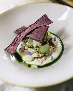 Ceviche de jaca confitada com molho tátaro de iogurte e citrinos, abacate e pickles de pepino — aromatizado com óleo fresco de menta e agrião, e acompanhado de chips de bata at 26 Vegan Food Project in Lisbon