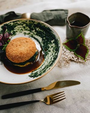 Medalhão de “alheira” de Trás-os-Montes sobre panqueca de batata, acompanhado de molho de escabeche, ‘chutney’ de ananás dos Açores, pimenta-da-terra e esparregado d at 26 Vegan Food Project in Lisbon