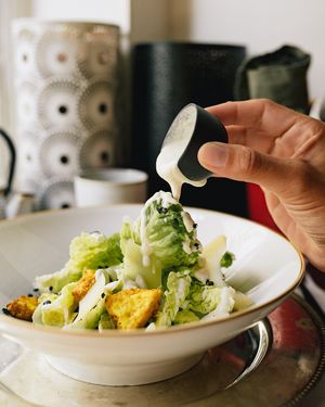 Salada Seaser — Quinoa vulcânica com alface-romana e alface-do-mar envolta em molho Seaser de caju, acompanhado de cubos de tofu crocante e lascas de 'parmesão'. at 26 Vegan Food Project in Lisbon