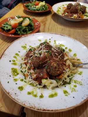 Almôndegas com macarrão linguini at 26 Vegan Food Project in Lisbon