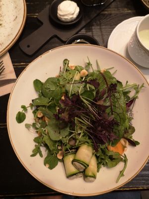 10 leaves salad with zucchini cannelloni with garlic-"cheesy" filling, carrot-selery-"couscous" and nuts at 26 Vegan Food Project in Lisbon