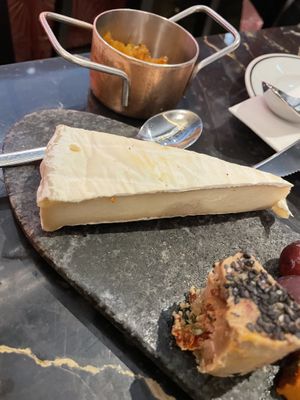 Queso brie  at 26 Vegan Food Project in Lisbon