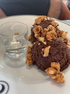 Mousse de chocolate e avelãs  at 26 Vegan Food Project in Lisbon