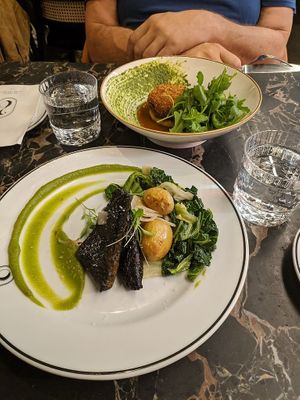 Oben Islander unten Tofu Laguereira at 26 Vegan Food Project in Lisbon