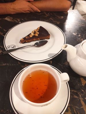 Peanut chocolate tart and my tea at 26 Vegan Food Project in Lisbon