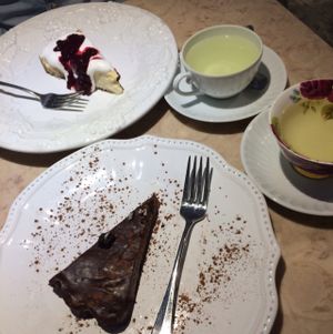 oreo and peanut cake and cheesecake at 26 Vegan Food Project in Lisbon