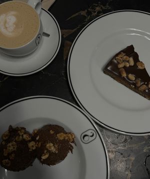 Chocolate Mousse and peanut and chocolate pie  at 26 Vegan Food Project in Lisbon