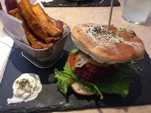Burger beterraba at 26 Vegan Food Project in Lisbon