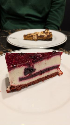 Red fruit cheesecake & peanut/chocolate cake at 26 Vegan Food Project in Lisbon