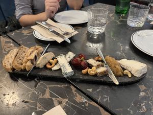 tabla de quesos. El azul estaba brutal  at 26 Vegan Food Project in Lisbon