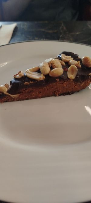 Tarta chocolate y cacahuetes at 26 Vegan Food Project in Lisbon